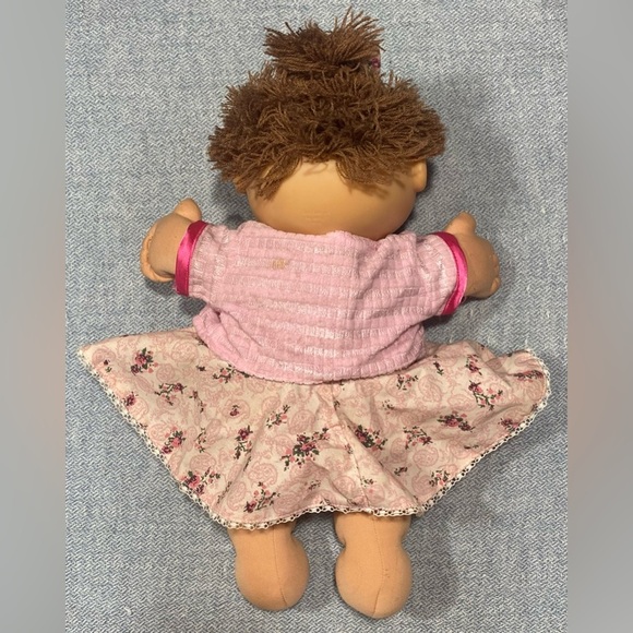 Cabbage Patch Kid Doll
Vintage 2004
Soft Body
brown hair, blue eyes, pink dress - Picture 4 of 14